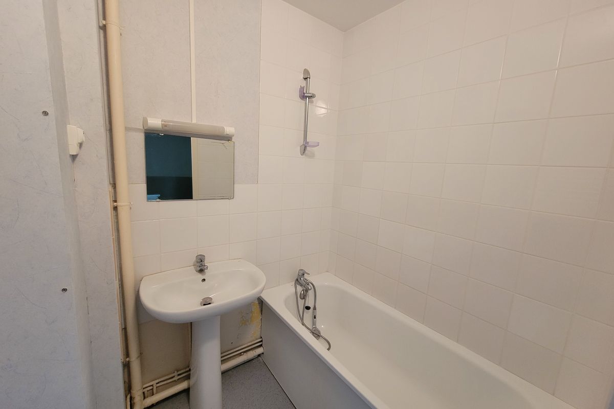 À CONNERRÉ : Maison T5 de 94 M² ENVIRON