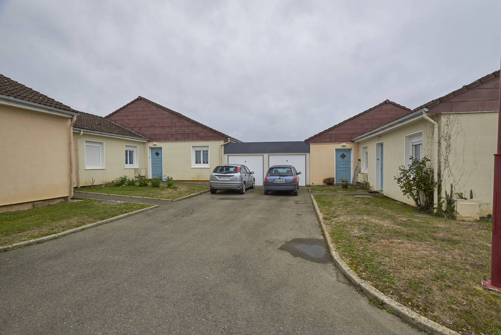 Maison MOULINS LE CARBONNEL T2