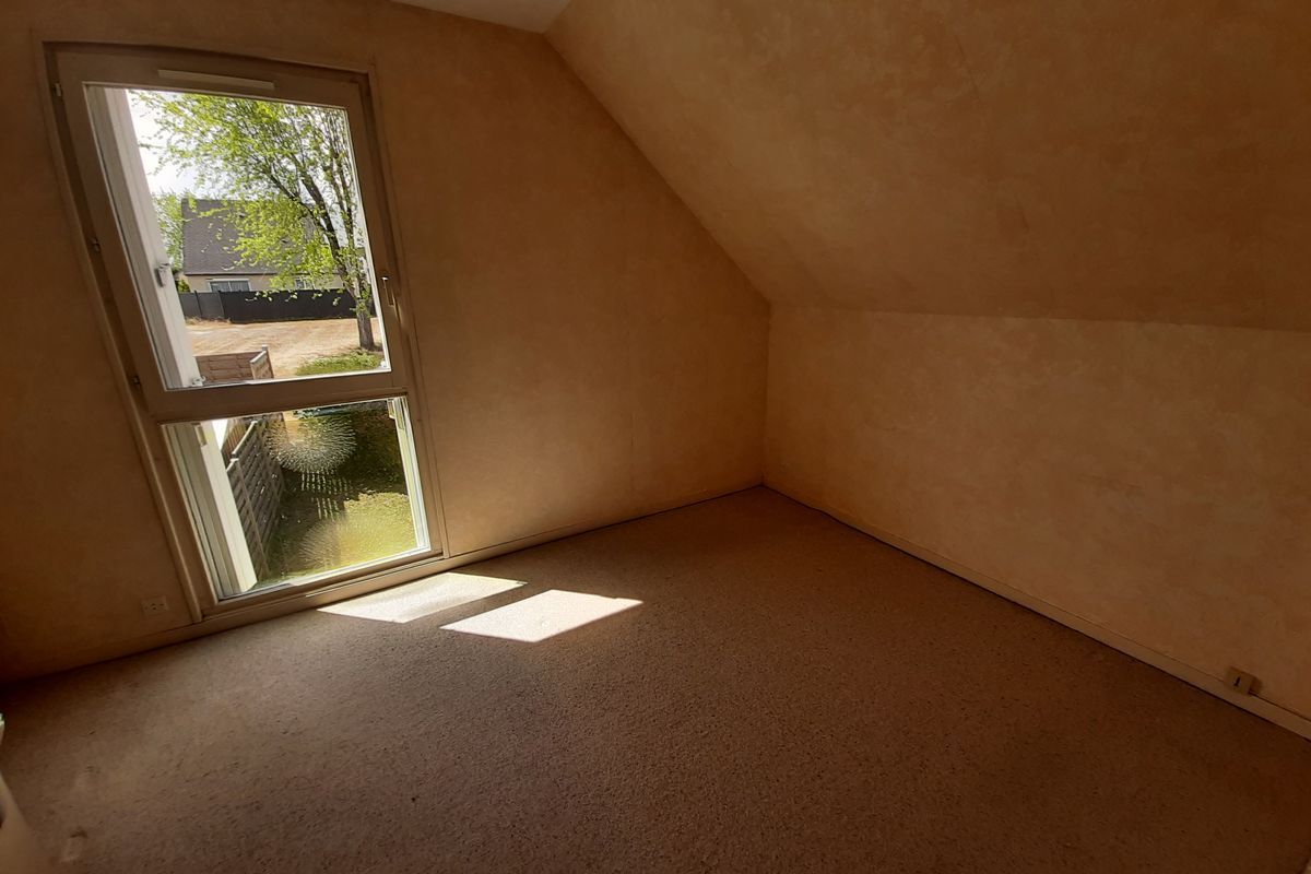 MONTVAL SUR LOIR : MAISON T2 BIS DE 66 M²