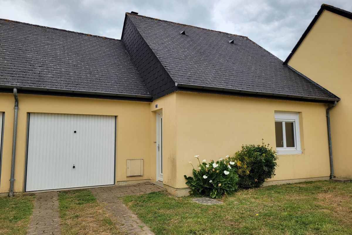 À SAINT DENIS D’ORQUES  MAISON T2 de 52 m² avec garage
