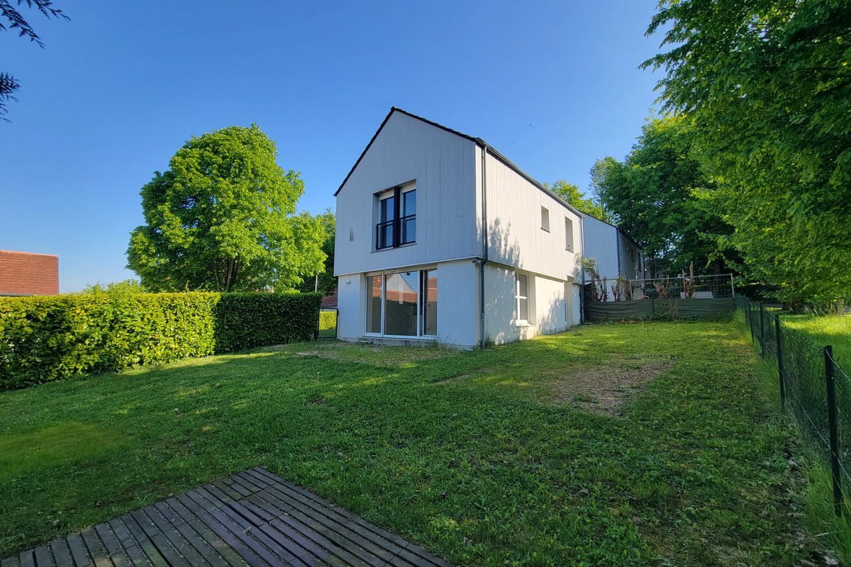 A LA FLÈCHE maison T5 de 96 m² en bon état général.