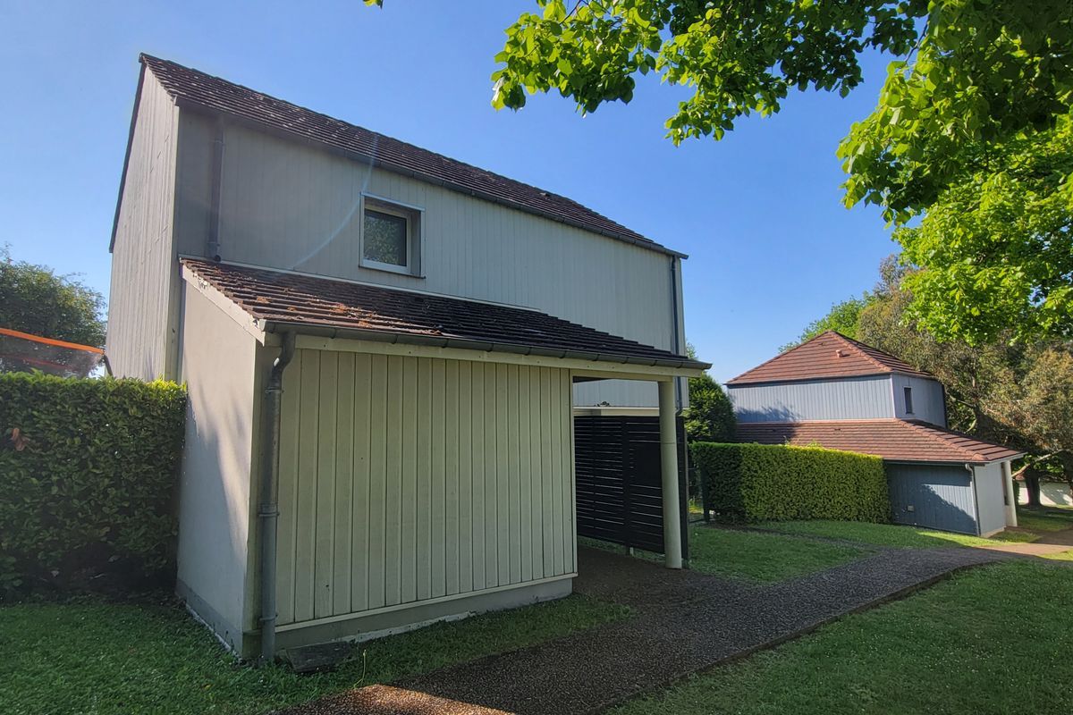 A LA FLÈCHE maison T5 de 96 m² en bon état général.