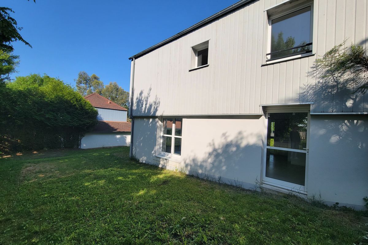 A LA FLÈCHE maison T5 de 96 m² en bon état général.