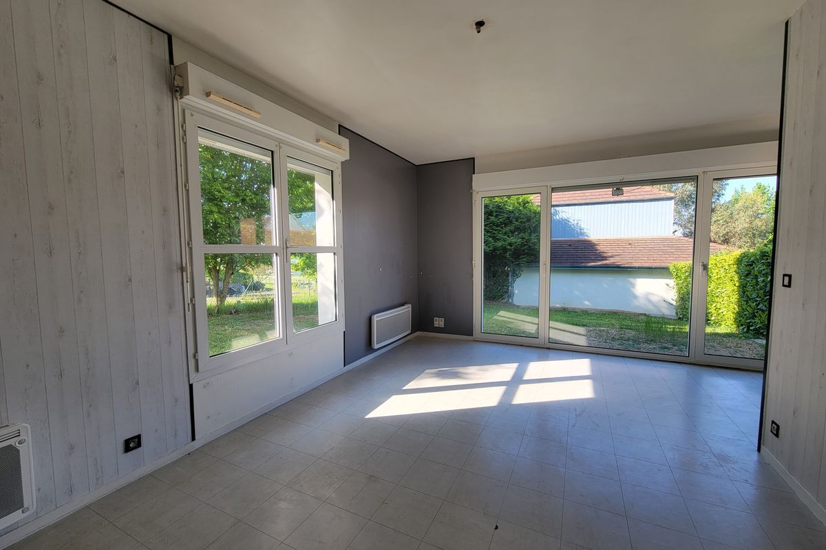 A LA FLÈCHE maison T5 de 96 m² en bon état général.