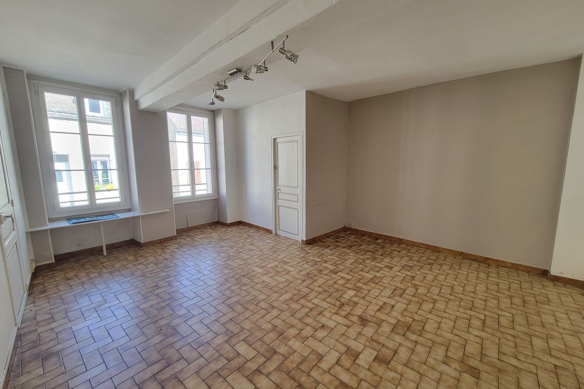 À MAMERS GRANDE MAISON AVEC JARDIN AU CALME