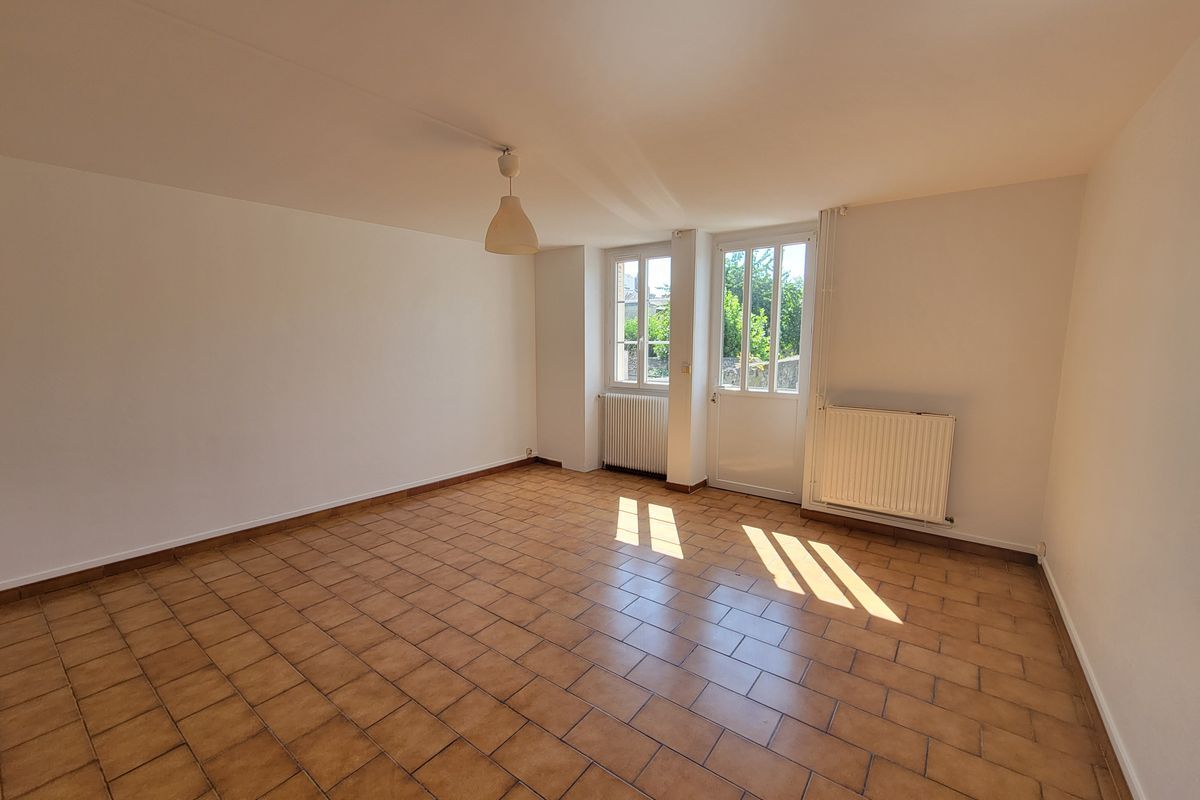 À MAMERS GRANDE MAISON AVEC JARDIN AU CALME