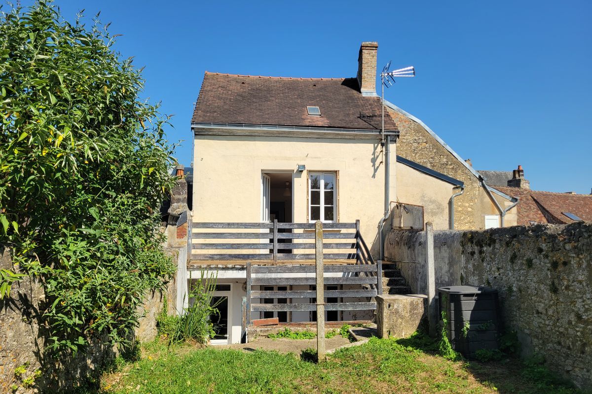 À MAMERS GRANDE MAISON AVEC JARDIN AU CALME