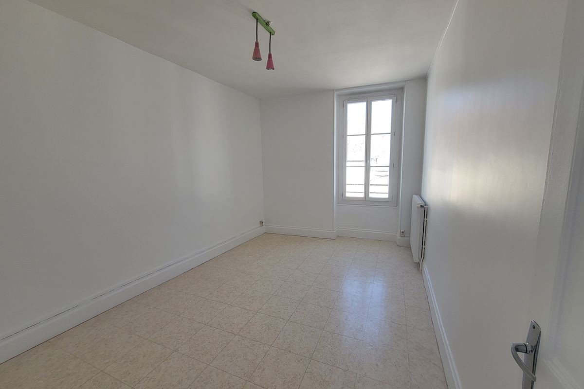 MAMERS GRANDE MAISON AVEC JARDIN AU CALME