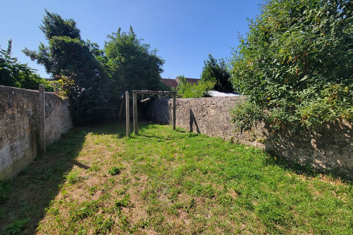MAMERS GRANDE MAISON AVEC JARDIN AU CALME