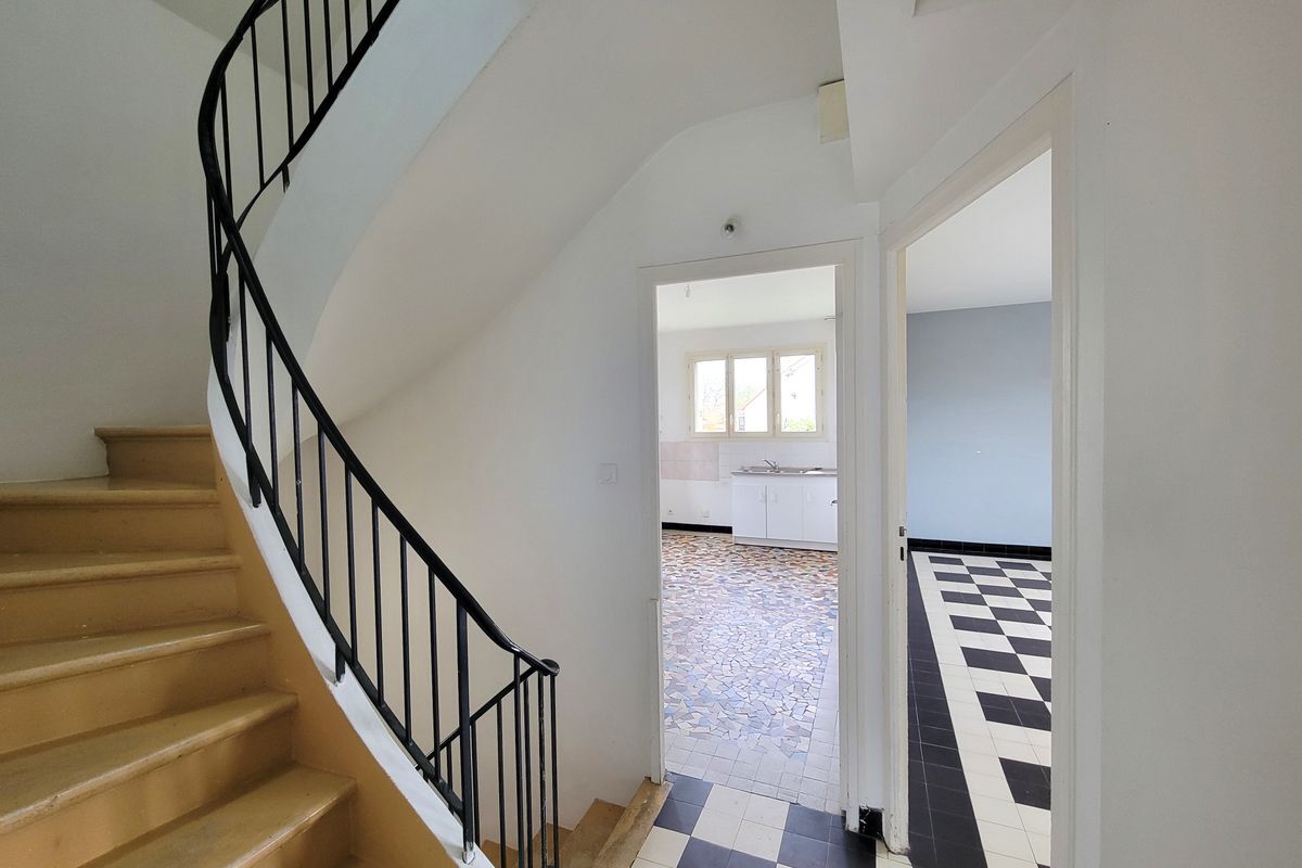 À BRULON - MAISON T5 AVEC JARDIN ET 2 GARAGES