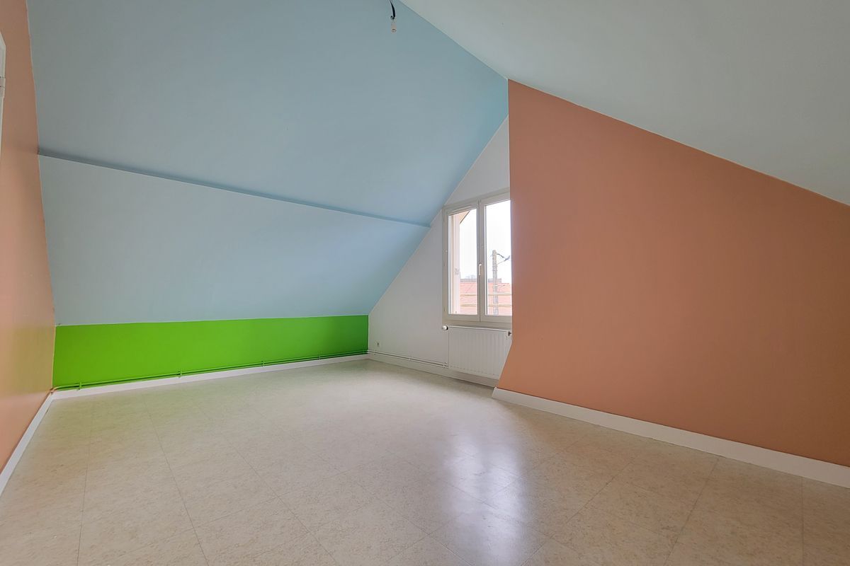 À BRULON - MAISON T5 AVEC JARDIN ET 2 GARAGES