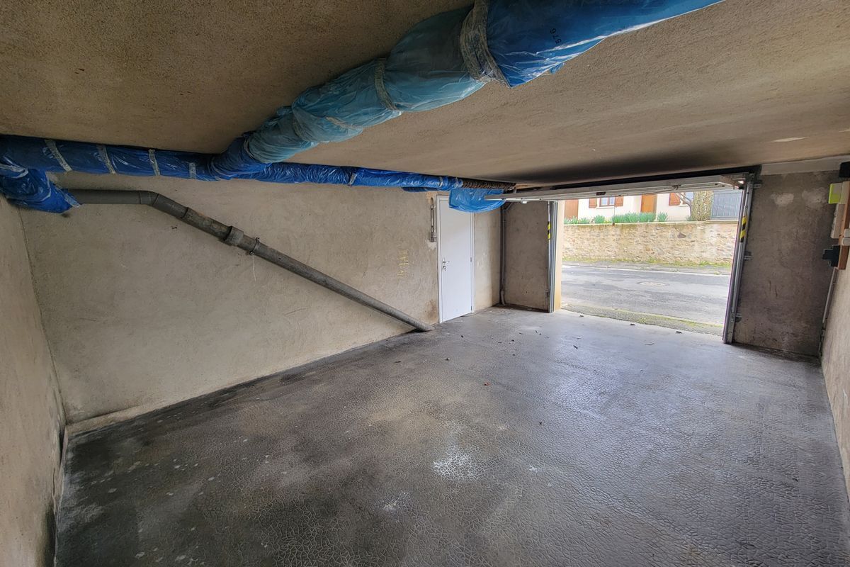 À BRULON - MAISON T5 AVEC JARDIN ET 2 GARAGES