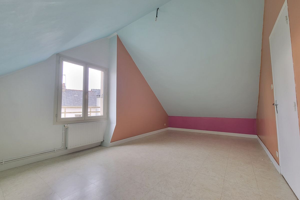 À BRULON - MAISON T5 AVEC JARDIN ET 2 GARAGES