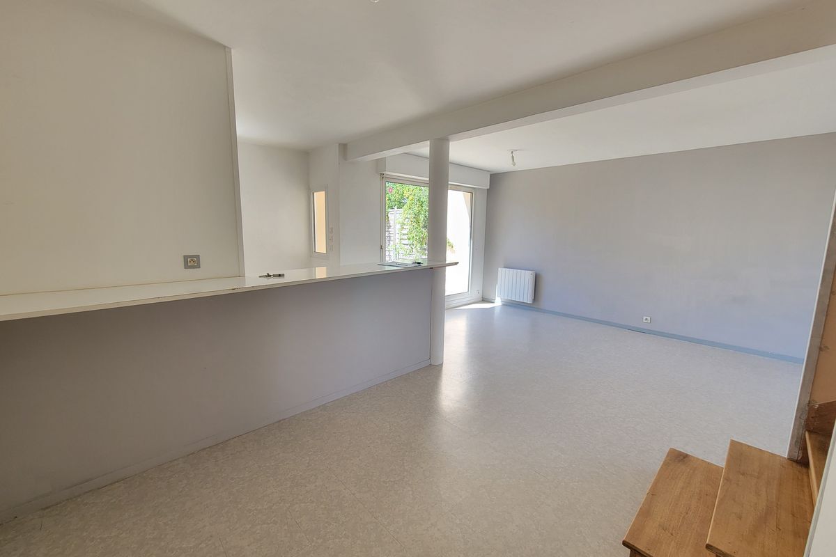 À SABLÉ SUR SARTHE : Logement atypique maison-appartement T4 de 88 m² environ