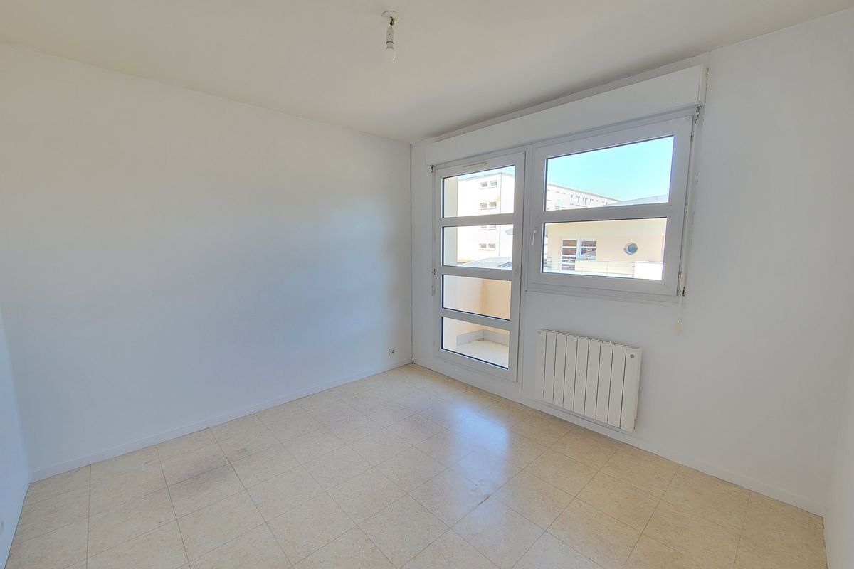 À SABLÉ SUR SARTHE : Logement atypique maison-appartement T4 de 88 m² environ